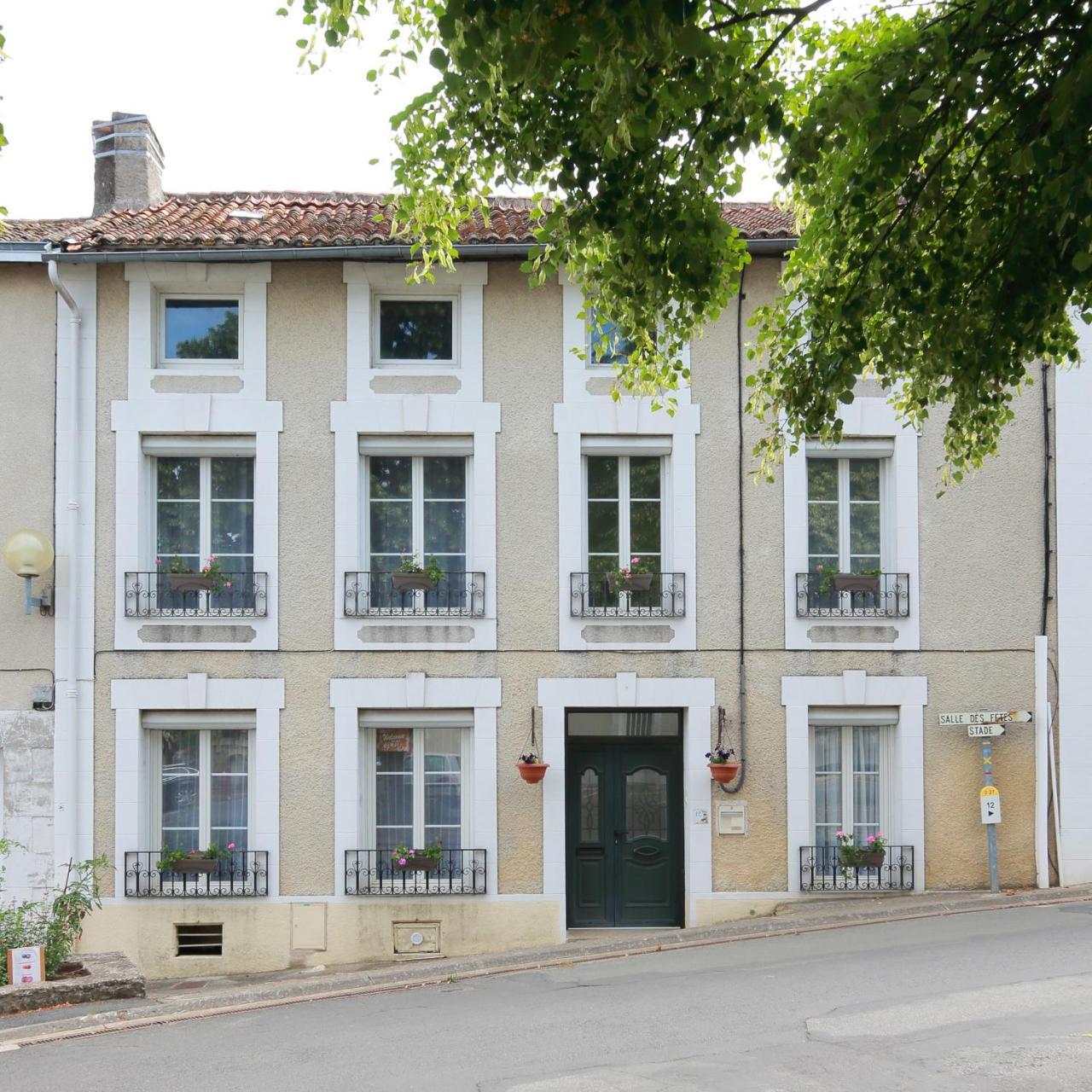 La Loge Des Fees Bed & Breakfast Latille Luaran gambar